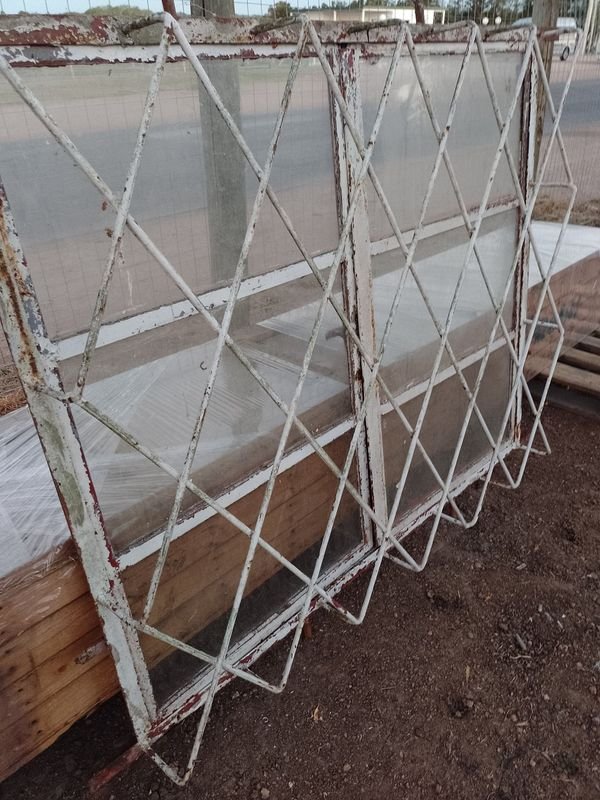 Ventana de hierro con reja y marco de metal - imagen 2