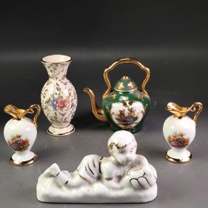 Lote de 5 Piezas de Porcelana Fina: Jarritas Limoges, Florerito Alemán, Calderita y Figura Schmidt - imagen 2