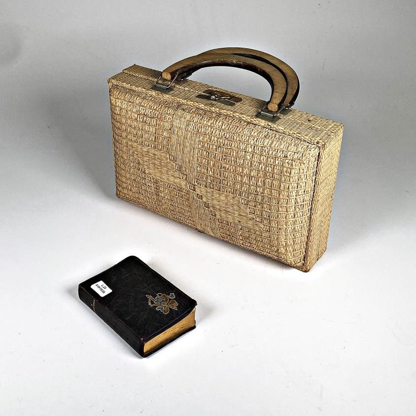 Cartera de Dama Trenzada con Libro "La Sagrada Familia"