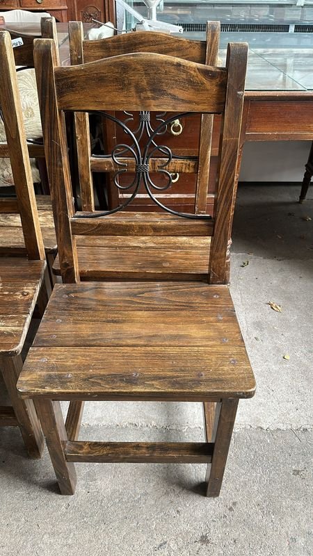 Sillas de madera con respaldos metálicos - imagen 3