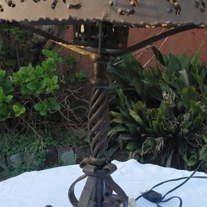 Lámpara de Hierro Forjado con Pantalla Metálica Calada - imagen 3