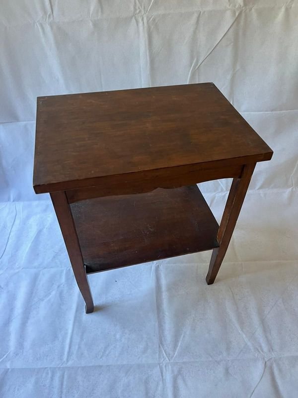 Mesa en madera con estante - Excelente estado - imagen 2