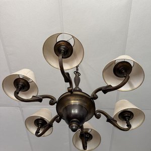 Araña Clásica de Bronce con 6 Luces y Brazos Ornamentales - imagen 2