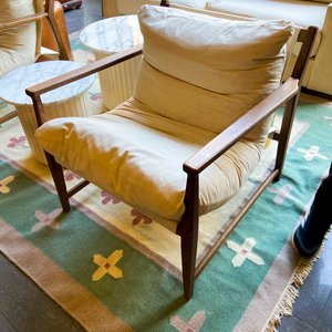 Sofá Beige, Sillón de Madera y Mesas Auxiliares de Mármol - imagen 2