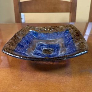 Lote siguiente: Centro de Mesa Cuadrado de Vidrio Pintado Azul y Dorado