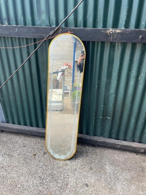 Lote siguiente: Espejo con persona reflejada