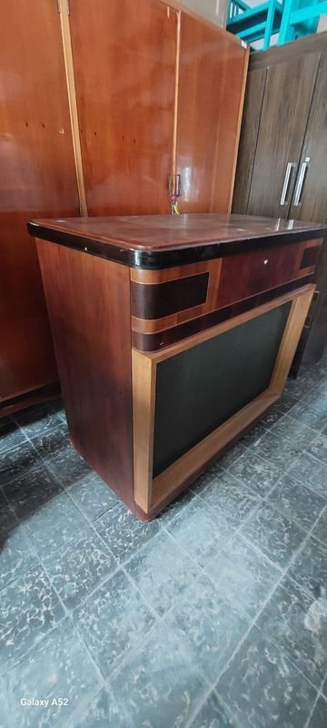 Radio Clásica con Mueble de Radio en Excelente Estado - imagen 4