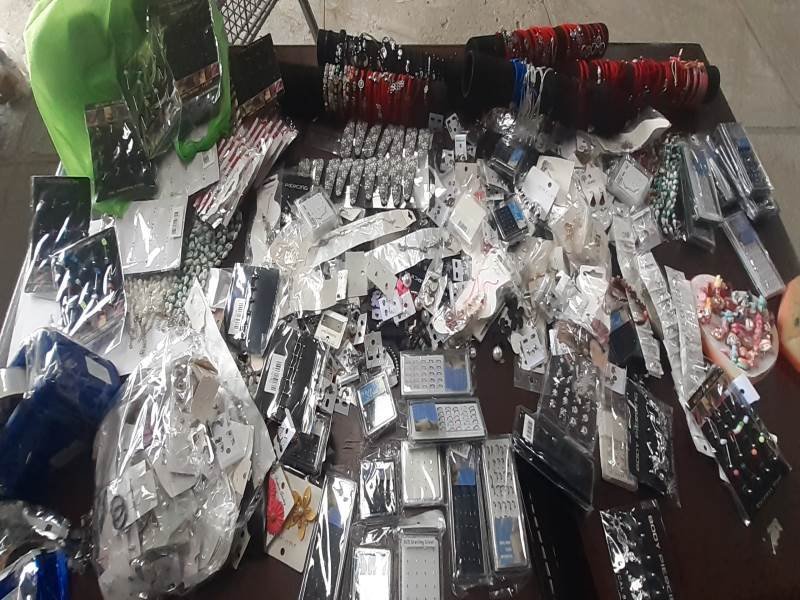 Lote de Bijouterie: Caravanas, Piercings, Pulseras, Tobilleras, Broches y Anillos