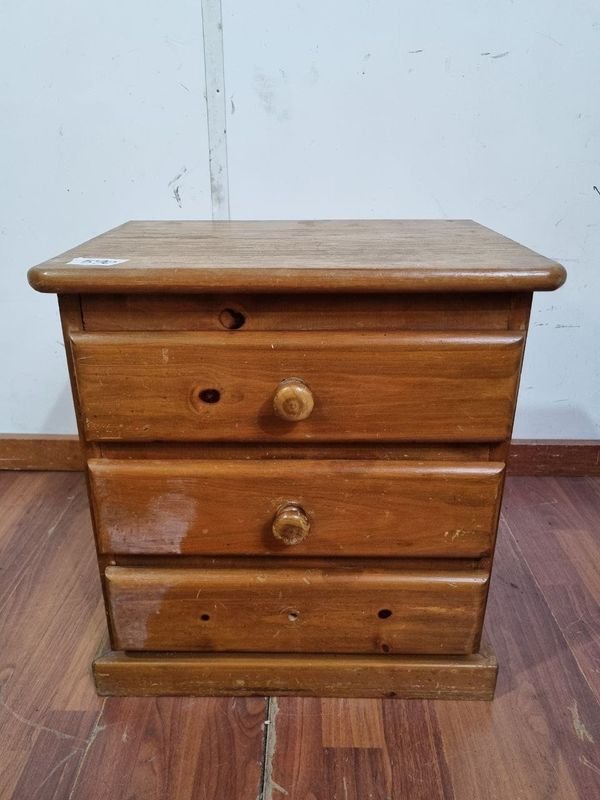 Mesa de Luz de Madera con Tres Cajones - imagen 1