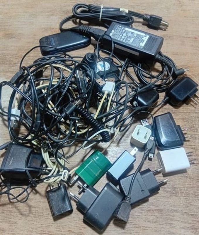 Gran lote de cargadores y cables para teléfonos celulares - imagen 2