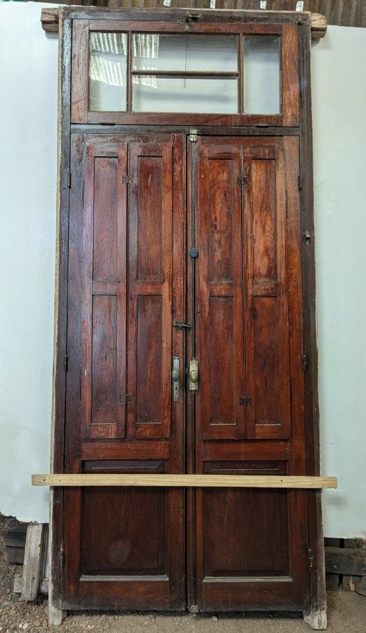Puerta antigua con par de hojas batientes y marco de pinotea - imagen 6