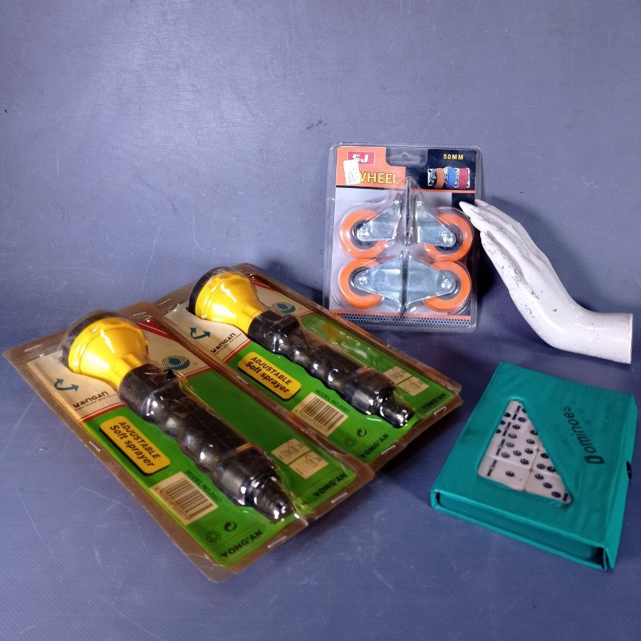 Cuatro piezas en su estuche original: Dos punteros para mangueras grandes + Juego de dominó + Set de cuatro rueditas - imagen 6