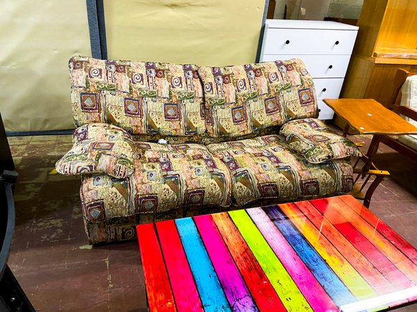 Sofá de dos cuerpos con estampado geométrico