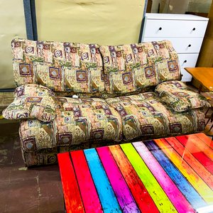 Lote anterior: Sofá de dos cuerpos con estampado geométrico