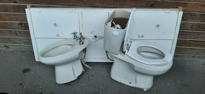 Bidet, inodoro y armario de baño en mal estado - imagen 2