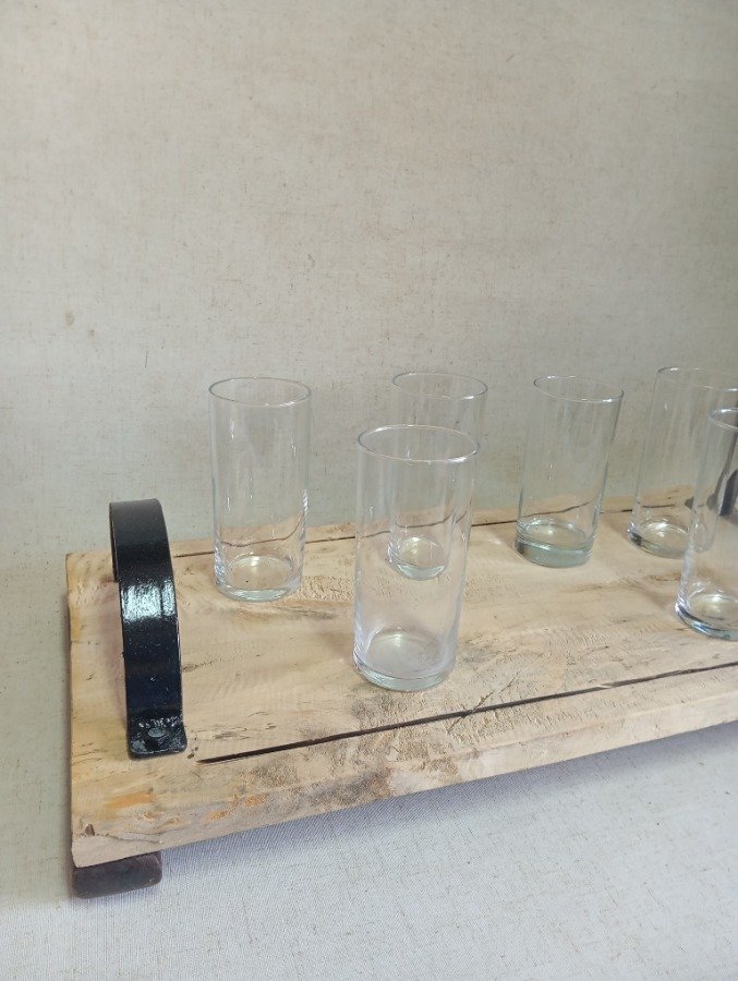 Mesa de madera con seis vasos de vidrio - imagen 8