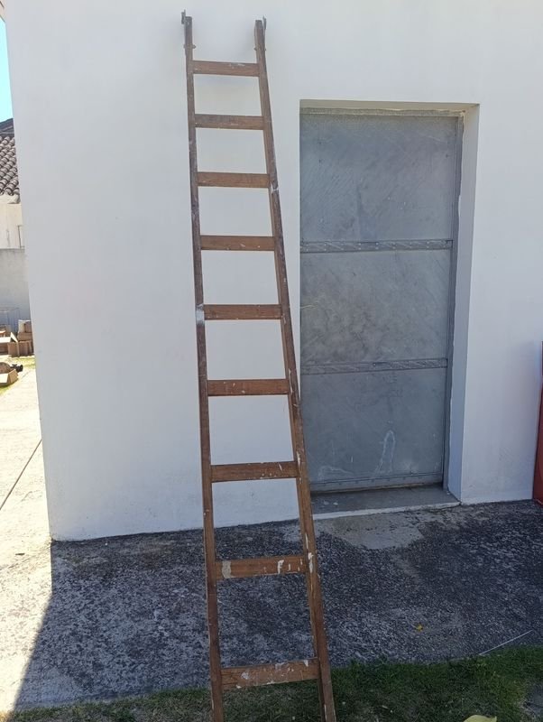 Lote siguiente: Escalera de Pintor en Buena Condición