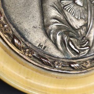 Antiguo Medallón Colgante Sagrado Corazón de Jesús en Celuloide - imagen 5
