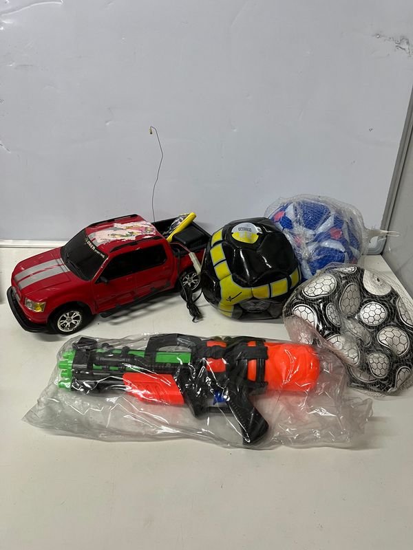 Camioneta Ford Explorer Sport Trac a Radio Control, Pistola de Agua y 3 Pelotas de Fútbol