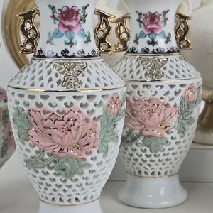 Lote de 6 jarrones decorativos de cerámica y porcelana con diseños florales y detalles dorados - imagen 4
