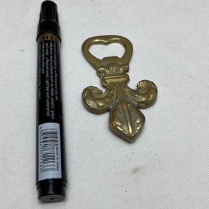 Destapador de Bronce Macizo con Diseño Estilo Flor de Lis - imagen 3