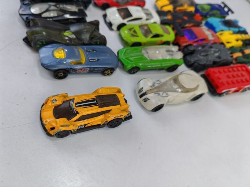 Colección de 20 Hot Wheels en diferentes colores y materiales - imagen 4