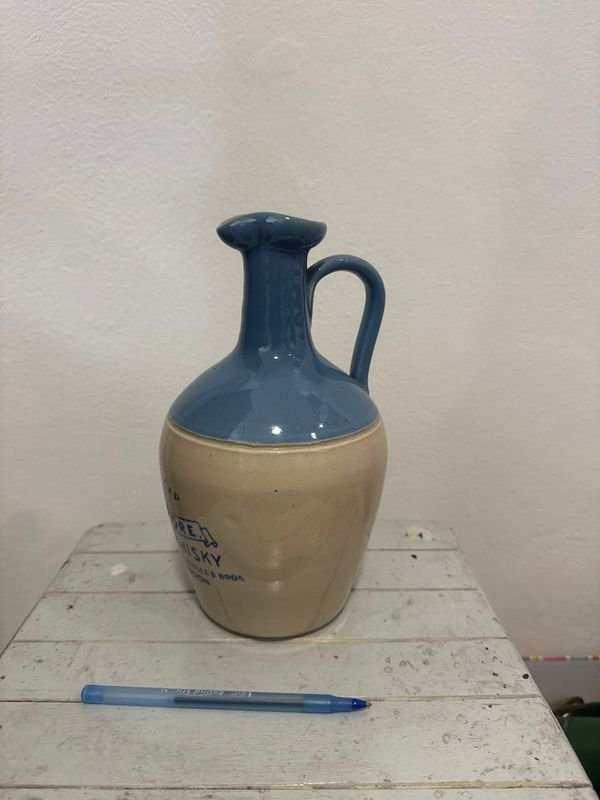 Porrón de Gres Azul y Beige "Claymore Scotch Whisky"