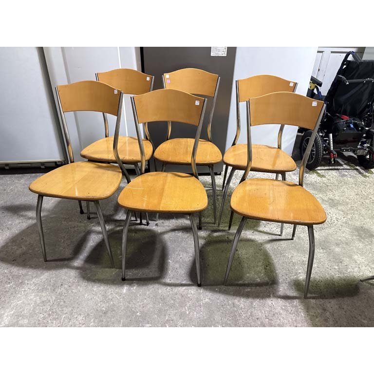 Lote siguiente: Sillas de madera con patas de hierro, detalles en la madera