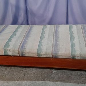 Cama de 1 Plaza Desarmable de Madera con Colchón Rayado - imagen 1