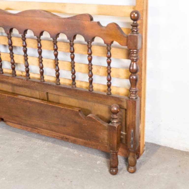 Cama de dos plazas con respaldo torneado y detalles en el lustre - imagen 2