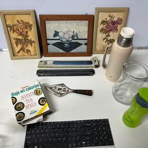 Lote de 10 piezas: cuadros decorativos, termo, jarra, teclado y más - imagen 12