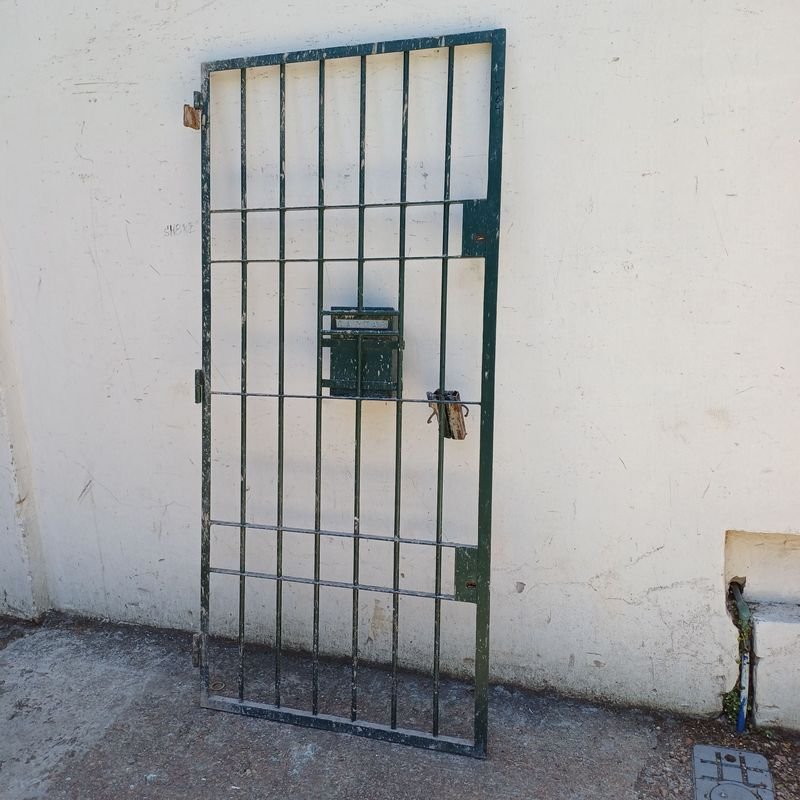 Puerta reja en varilla 16mm, doble cerradura con llave y buzón - imagen 2
