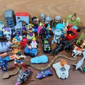 Lote de Más de 40 Juguetes Coleccionables: McDonald's, Personajes y Vehículos - imagen 2