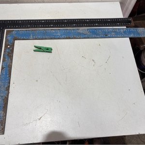 Lote siguiente: Dos Escuadras Metálicas de Carpintería