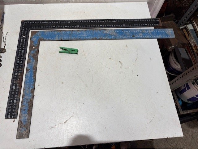Dos Escuadras Metálicas de Carpintería