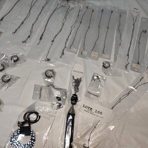 Lote de 50 Piezas de Joyería Nueva en Acero Quirúrgico: Collares, Aretes y Pulseras - imagen 5