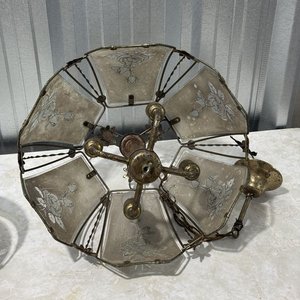 Par de Lámparas Antiguas de Vidrio y Metal Dorado con Diseño Floral - imagen 6