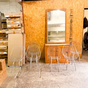 Lote anterior: Conjunto de 4 Sillas Estilo Eames y Mueble con Espejo