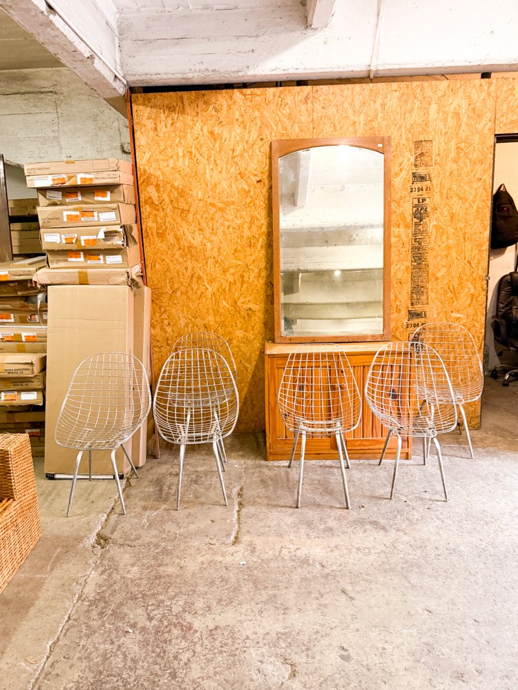 Conjunto de 4 Sillas Estilo Eames y Mueble con Espejo