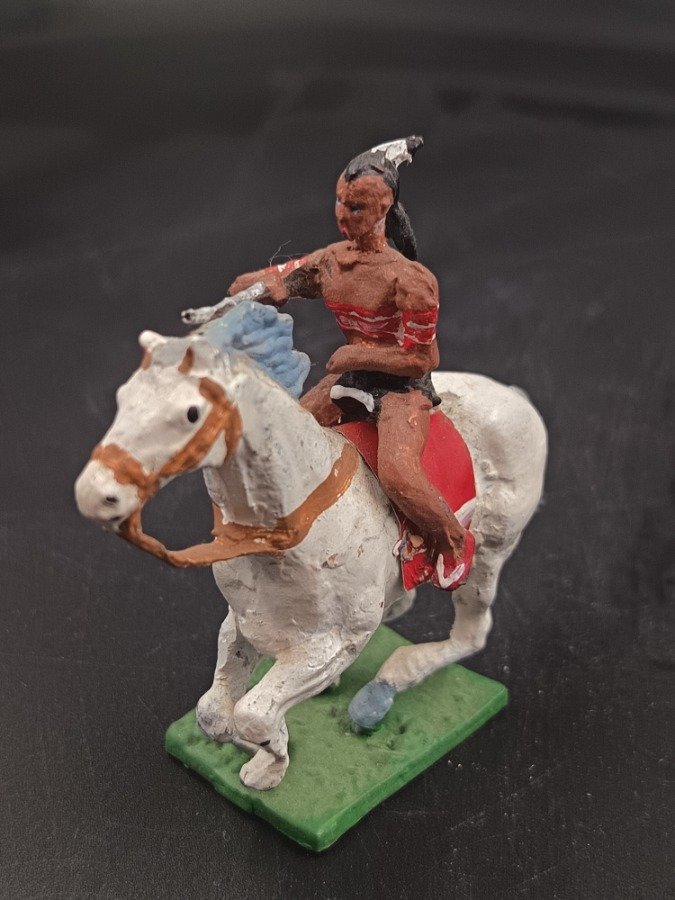 Figura de Indio a Caballo en Posición de Ataque