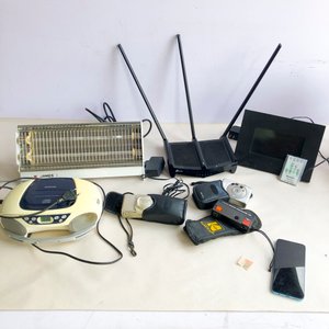 Lote de Electrónica: Router, Radio Panavox, Cámaras Olympus, Canon y Kodak, Estufa Halógena James - imagen 1