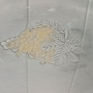 Bandeja Ovalada de Metal con Asas Doradas y Diseño de Uvas - imagen 4