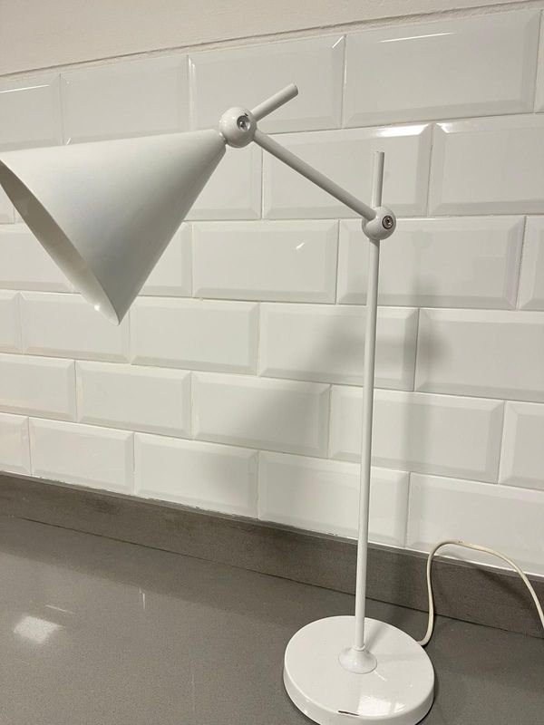 Lámpara de Escritorio Blanca Articulada Moderna