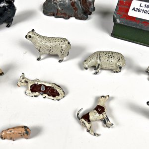 Lote de 14 figuras de plomo: animales variados y casita de perro - imagen 2