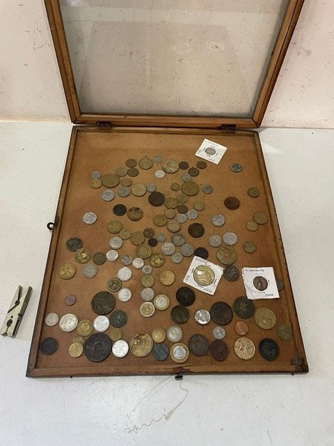 Lote anterior: Colección de monedas en caja de madera