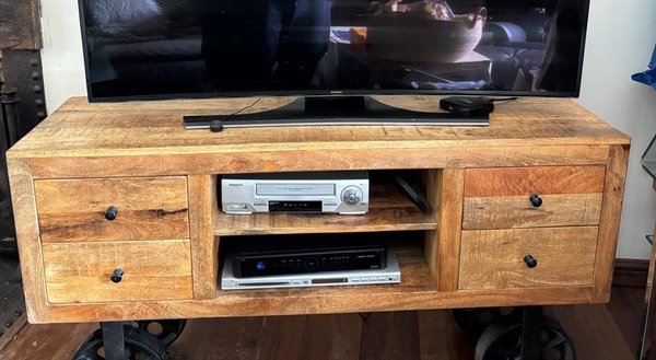 LOTE DESTACADO - hermoso rack madera masiza con ruedas de hierro - imagen 1
