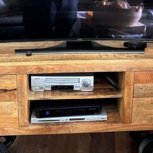 LOTE DESTACADO - hermoso rack madera masiza con ruedas de hierro - imagen 1