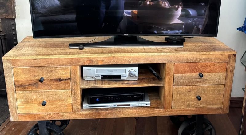 LOTE DESTACADO - hermoso rack madera masiza con ruedas de hierro
