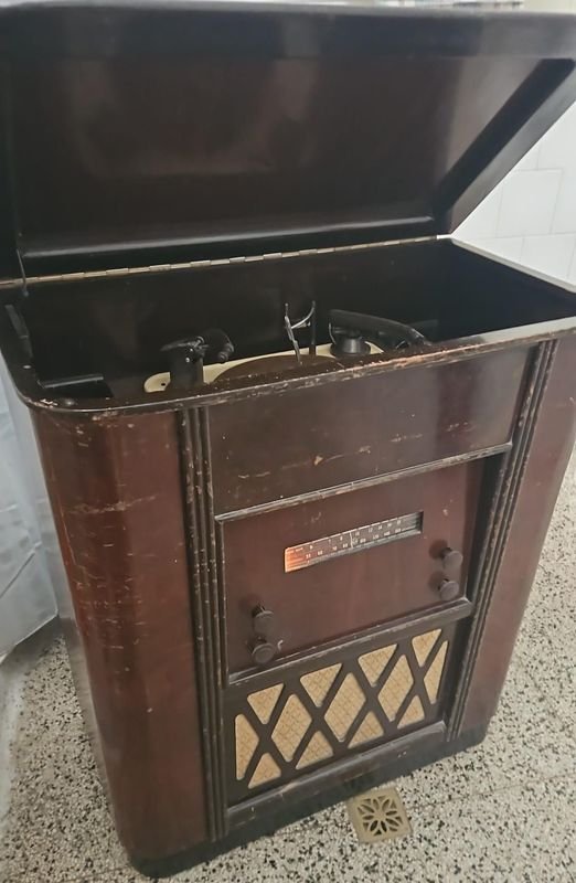 Tocadiscos modelo Carrard: Un reproductor de discos vintage en excelente estado - imagen 3