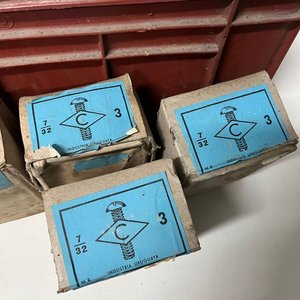 Cajas de Tornillos de Diversas Medidas - Industria Uruguaya - imagen 2